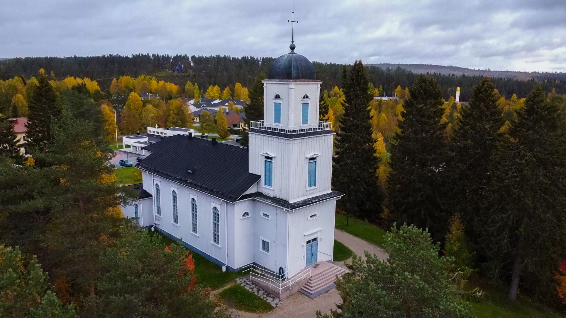 Kuvassa on Taivalkosken kirkko.