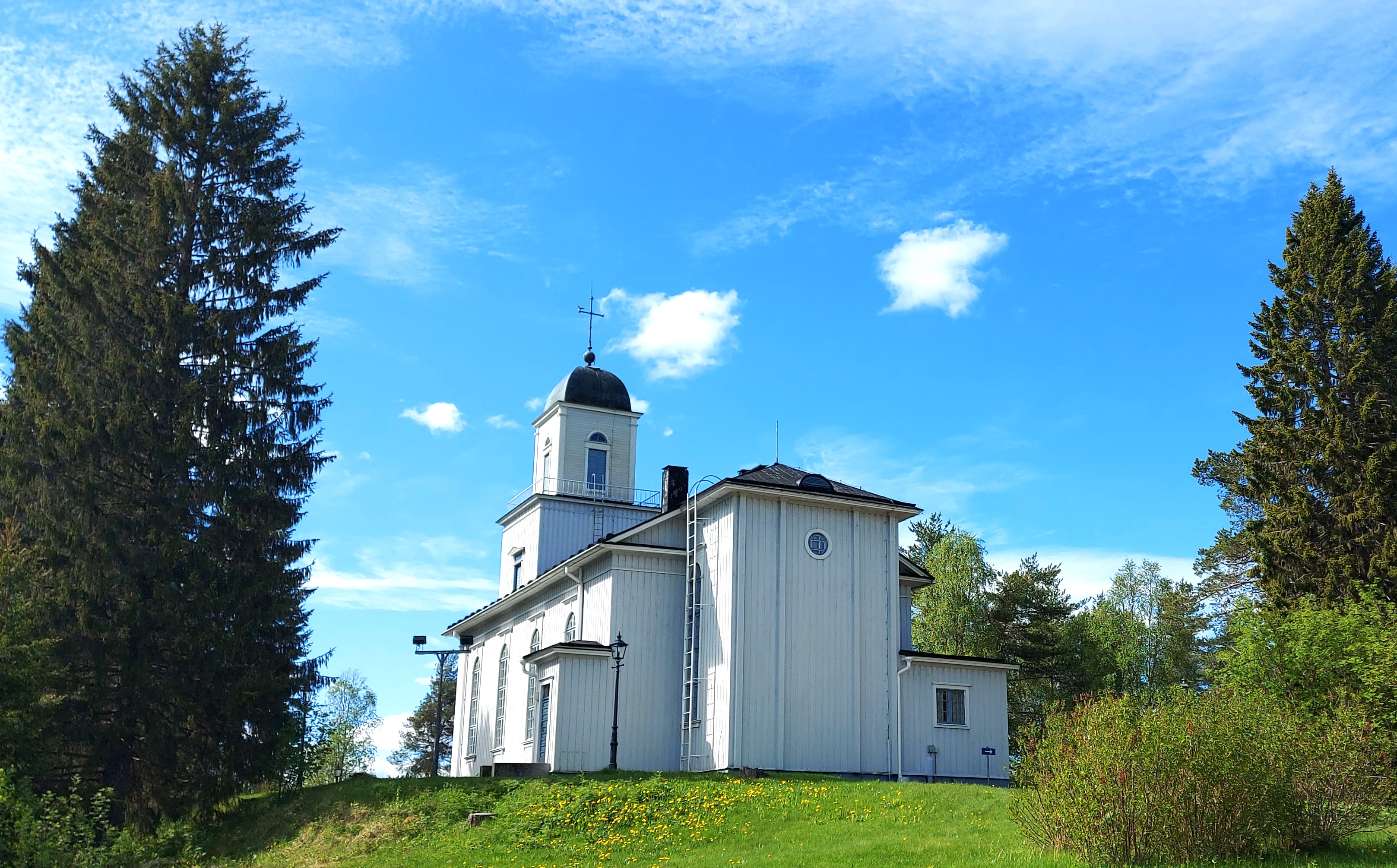 Kuvassa on Taivalkosken kirkko.
