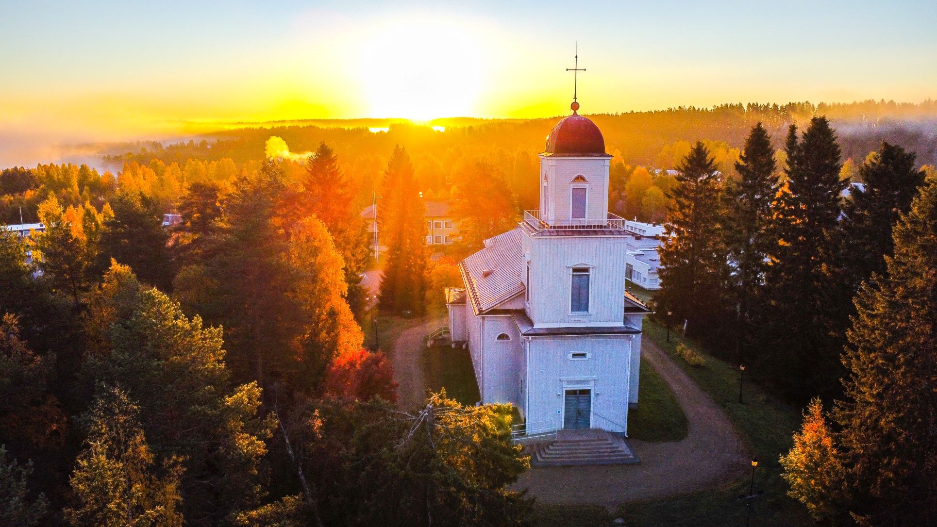 Kuvassa on Taivalkosken kirkko syksyllä 2022.