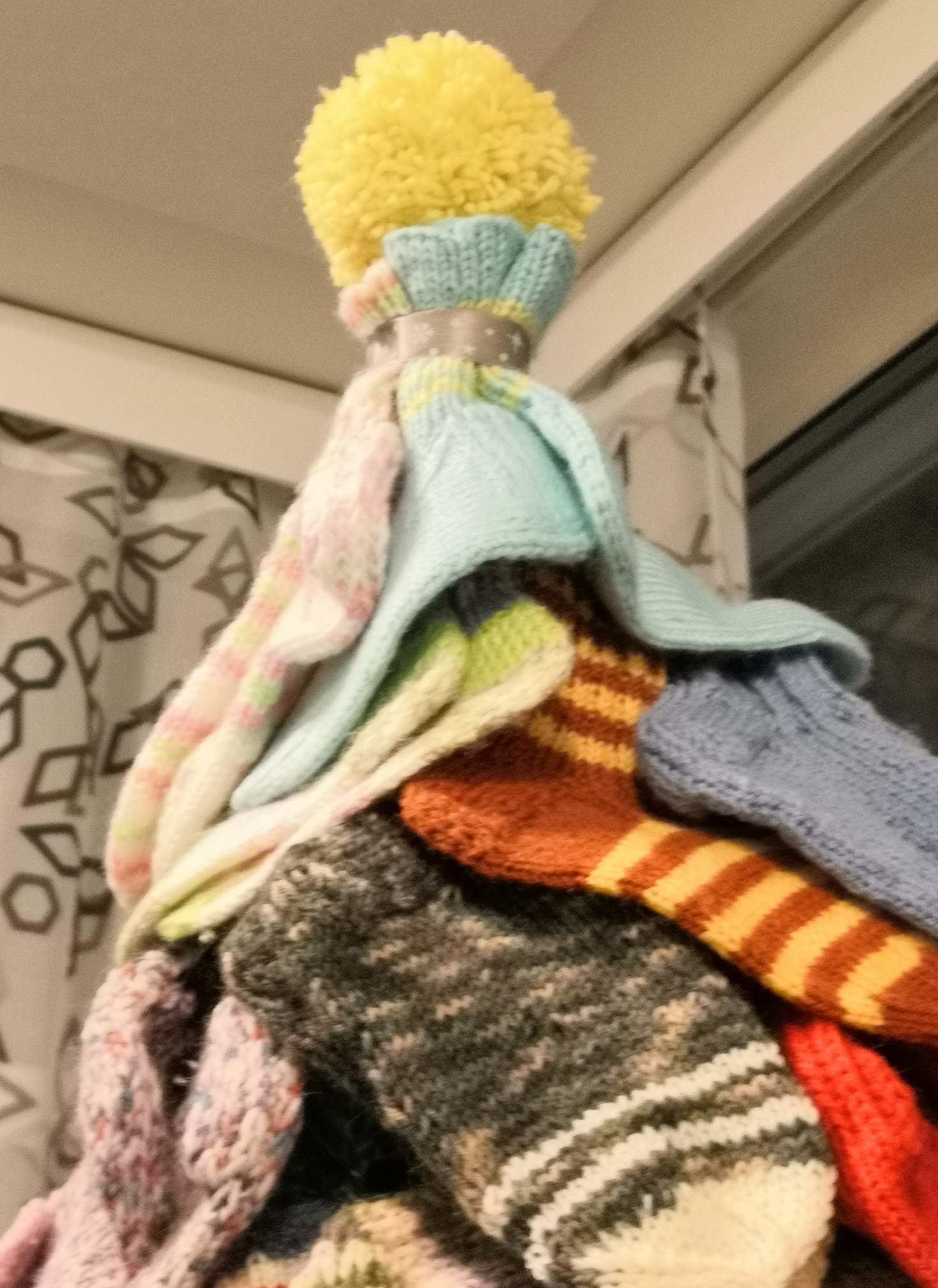 Yllätä ystävä villasukilla sukka ja tupsu