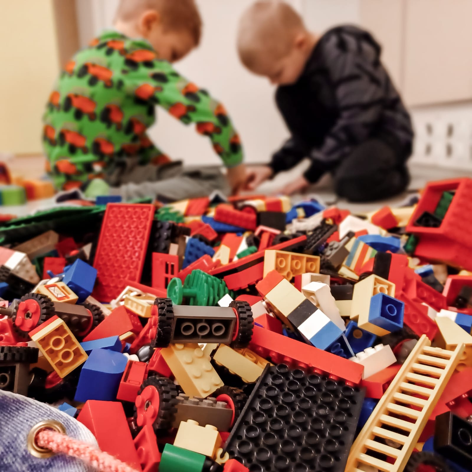 Lapset leikkii legoilla