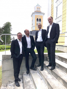 Kuvassa kvartetin jäsenet Raimo, Reko, Juha ja Janne kirkon portailla.