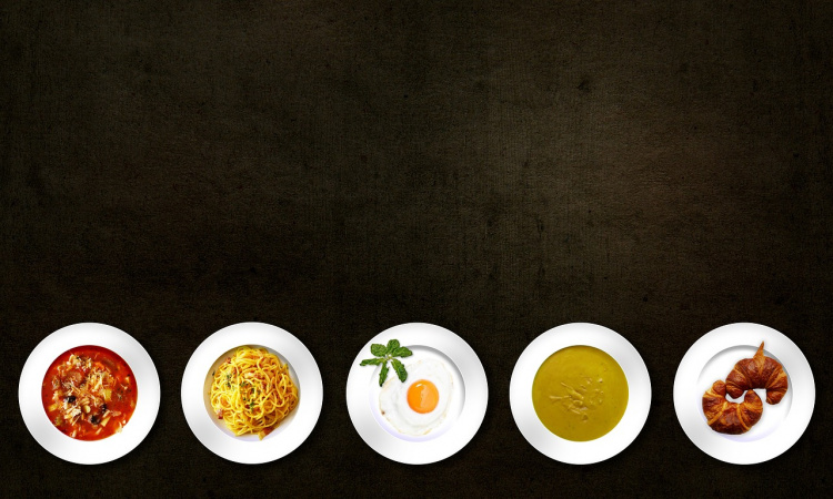 Viisi lautasta, joissa on erilaisia ruokia