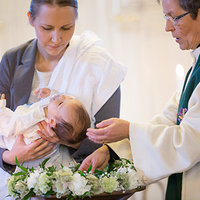 Lapsi kastetaan valamalla kastevettä kolme kertaa Isän, Pojan ja Pyhän Hengen nimeen.