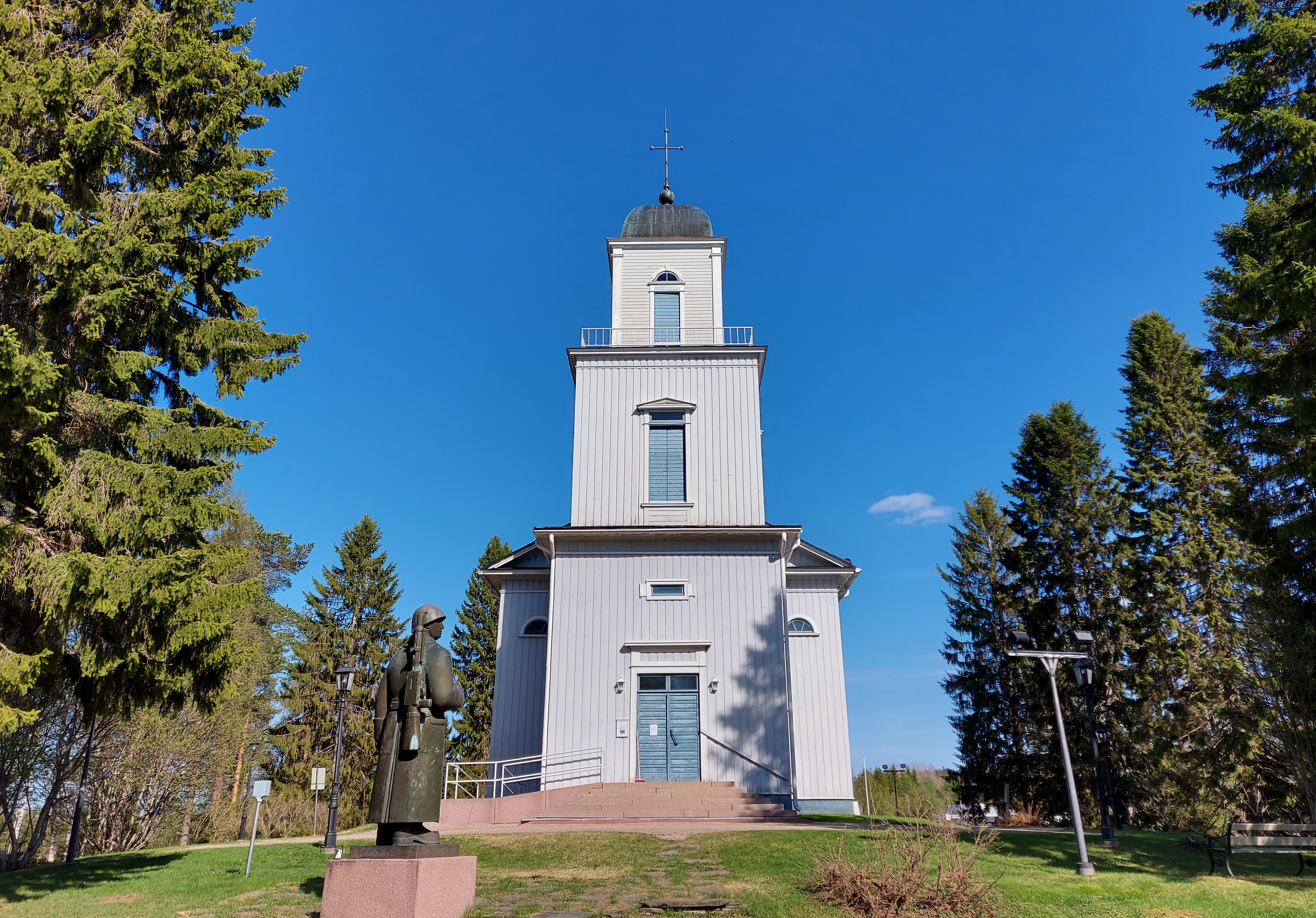 Kuvassa on Taivalkosken kirkko