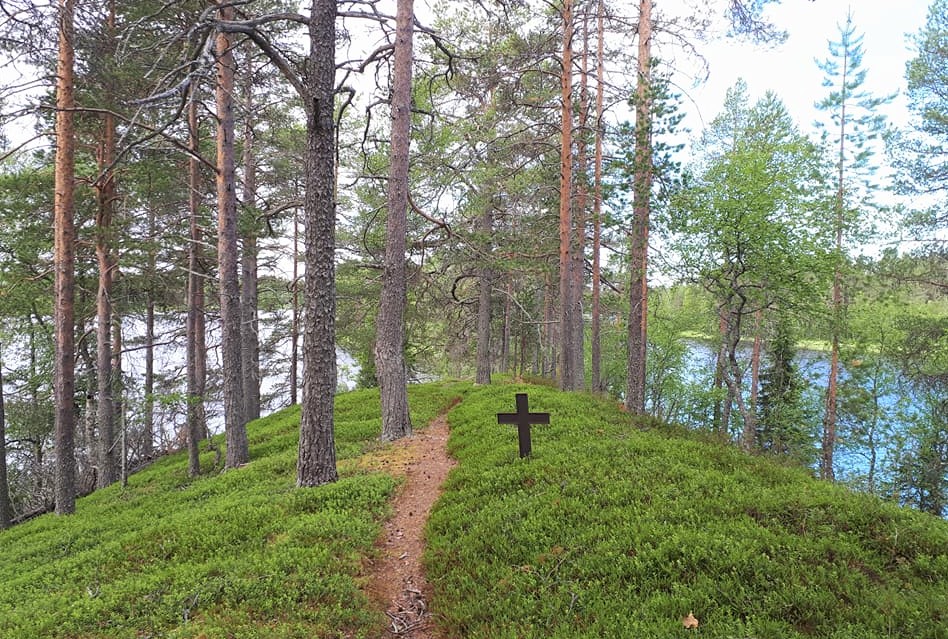 Kuvassa on polku ja risti Kirkkosaaressa